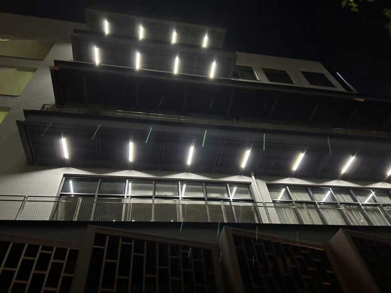 Lightide-linear-IP65-66-led-vapor-tight-high-bay-emergency-lighting-with-battery-backup-4x3